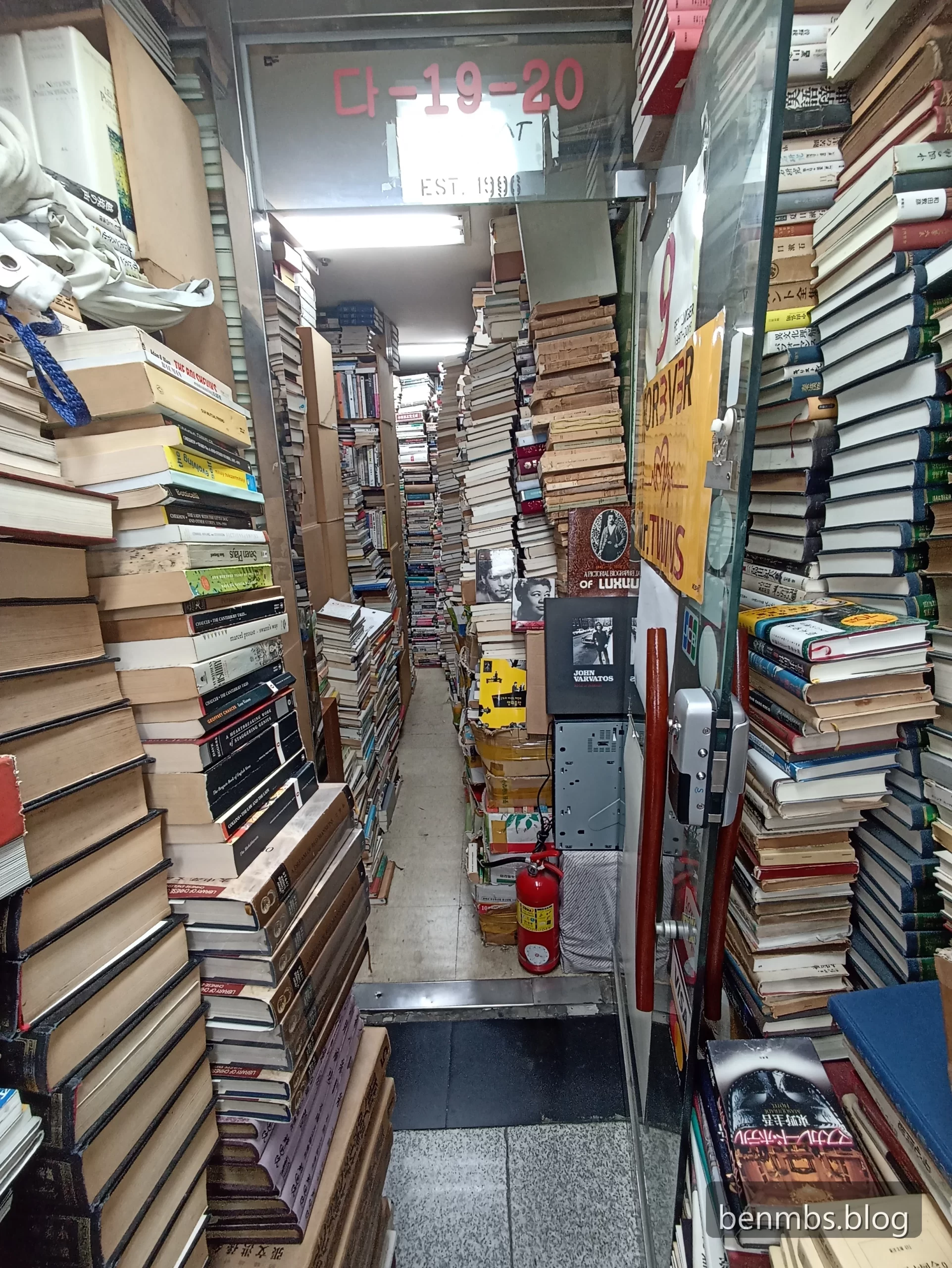 Seul'de yer altında felsefe kitabı satan bir amca