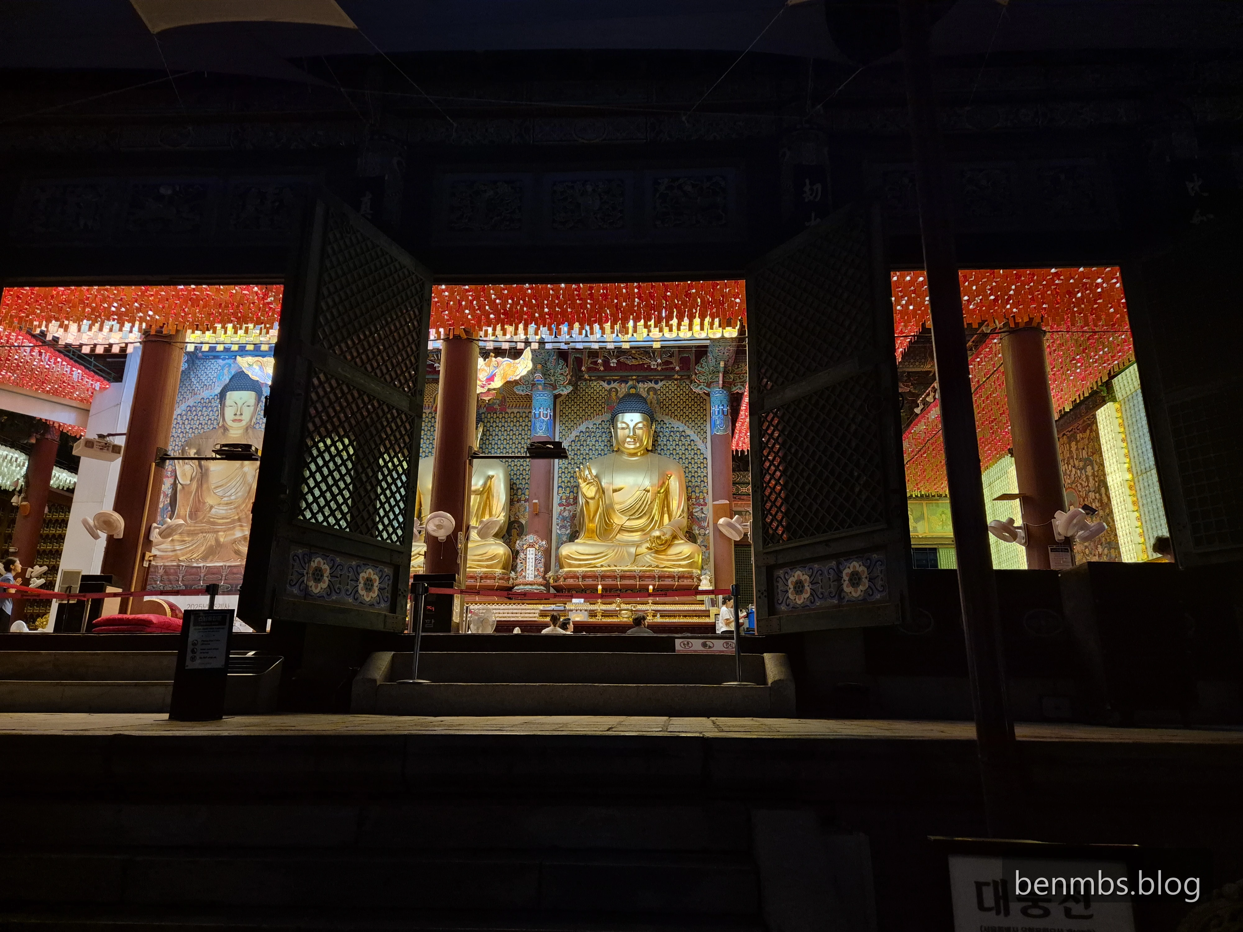 Seul'de bir tapınaktaki Buddha