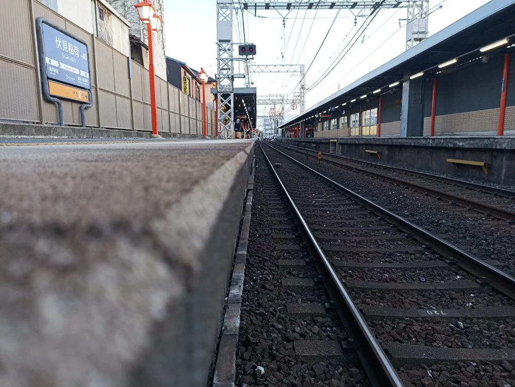 Fushi İnari metrosu ve Torilere benzettiğimiz direkler.